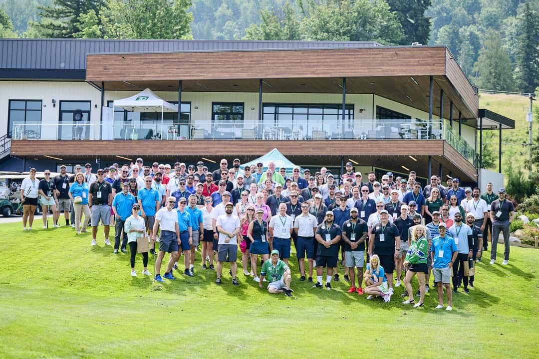 Multiple golfers up on a hill posing for a picture